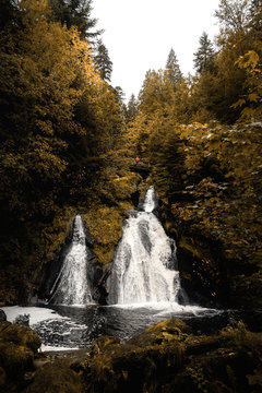 Triberger Wasserfall mit einer Person ind roter Jacke Br&uuml;cke oberhalb des Bildes 