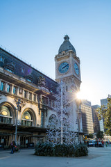 Rayons du soleil hivernales se jouant de la tour de l'horloge de Gare de Lyon &agrave; Paris (France)