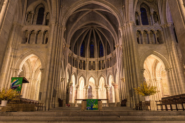 Obraz premium Vue intérieure depuis l’allée centrale de la cathédrale de Lausanne (Suisse)