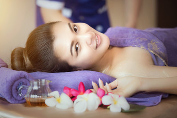 Obraz na płótnie Canvas Beautiful young woman in spa salon.Young woman enjoying massage in spa salon