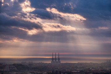 Paisaje urbano aéreo durante el atardecer de la ciudad de Barcelona.