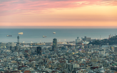 Paisaje urbano aéreo durante el atardecer de la ciudad de Barcelona con el fondo del mar.
