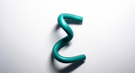 formas geométricas orgánicas de colores verde y naranja