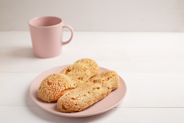 Eclair on the plate. Light pastel background. Dessert. concept, minimalism