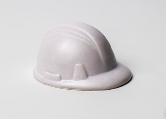 Пластиковый строительный шлем на белом фоне 