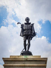 La estatua de Miguel de Cervantes en un monumento en Alcalá de Henares