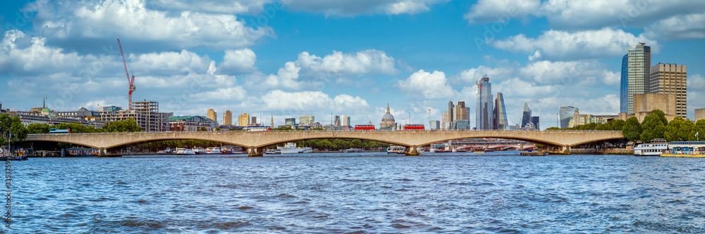 Wall mural panoramic view of the waterloo bridge and the river thames in london