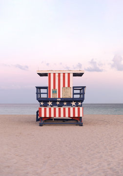Life-Guard Haus an menschenleerem Strand in Miami