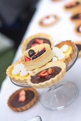 tartaletas y pasteles de frutas en mesa blanca 