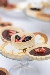 tartaletas y pasteles de frutas en mesa blanca 