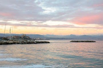Antibes vues de la plage des ondes