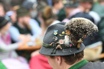 Ein typischer Hut mit Gamsbart im Salzkammergut (Oberösterreich, Österreich) - A typical hat with...