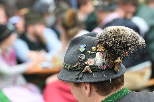 Ein typischer Hut mit Gamsbart im Salzkammergut (Ober&ouml;sterreich, &Ouml;sterreich) - A typical hat with a chamois beard (a bundle with chamois hair) in the Salzkammergut (Upper Austria, Austria)