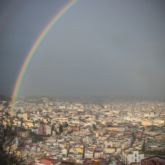 arc-en-ciel sur la ville de Naples en Italie, ciel d'orage