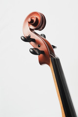 manche de violon avec cordes et chevilles