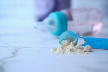 Obraz na płótnie Canvas Milk powder for baby in measuring spoon.