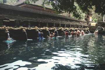 Group of person praying in the holy spring of Tirta Empul, Bali - Personnes priants dans une source d'eau sacrée