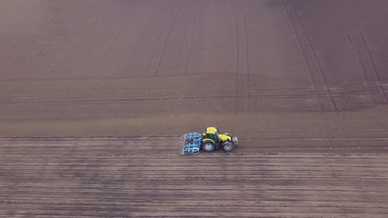 Traktor pflügt Acker, Landwirtschaft aus der Vogelperspektive