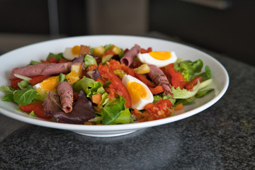 Gemischter Bio Salat Teller mit Tomaten, Eier, Schinken und Croutons, Prduktbild