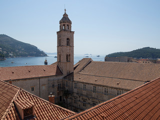 Fototapeta na wymiar Vistas de tejados rojos y el campanario en la ciudad de Dubrovnik, en Croacia, verano de 2019