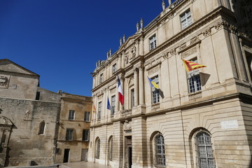 Fototapeta na wymiar Rathaus mit Eglise Sainte-Anne auf der Place de la Republique in Arles / Frankreich