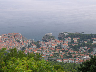 Fototapeta premium Vistas aéreas de la costa de Dubrovnik al atardecer, en Croacia, verano de 2019