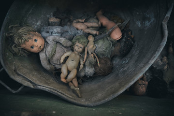 Horropuppen in desolaten Zustand müssen dringend zum Puppendoktor