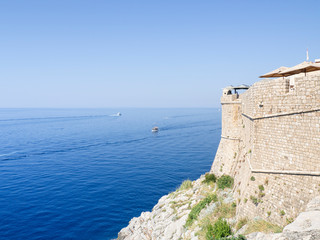 Vistas  sobre aguas azules, de la costa Croata de Dubrovnik, desde las murallas en  verano de 2019