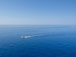 Obraz premium Mar azul con un barco navegando sobre las costas croatas de Dubrovnik, verano de 2019