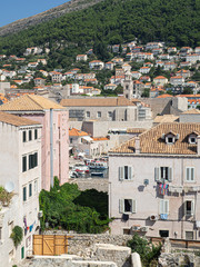 Obraz premium Vistas de los detalles de las casas de la ciudad de Dubrovnik, en Croacia, verano de 2019