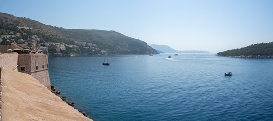 Obraz premium Vistas panorámicas sobre aguas azules, de la costa Croata de Dubrovnik, desde las murallas en verano de 2019