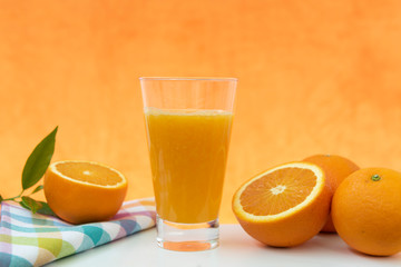 Vaso con zumo de naranja natural