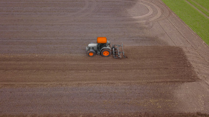 Ackerbau in der Landwirtschaft: Traktor mit Pflug
