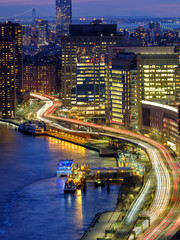 Naklejka premium New York City Skyline down the FDR Highway South