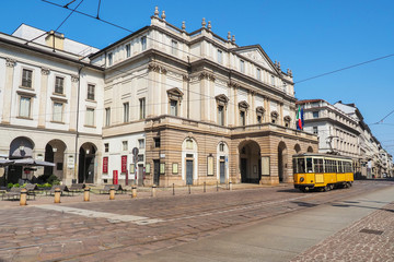Fototapeta premium Piazza della Scala Milano, Italia, deserta durante la quarantena a causa del Corona virus - Civid 19.