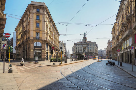 Piazza Cordusio a Milano, Italia, deserta durante la quarantena a causa del Corona virus - Civid 19.