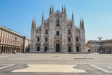 Fototapeta na wymiar Milano, Italia: Piazza del Duomo deserta durante la quarantena a causa del Corona virus - Civid 19.