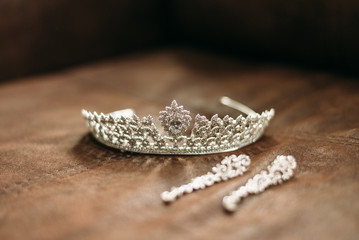 Tiara and earrings © alikusya