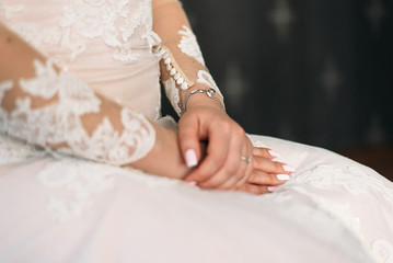 Obraz na płótnie Canvas hands of the bride