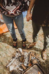 Obraz premium stylish young couple of travelers. Family on a walk in the mountains laid out a tent, prepare breakfast and plan a further itinerary