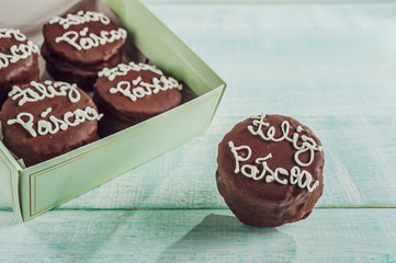 Honey cookie chocolate covered with a gift box written Happy Easter - pão de mel