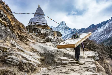 Crédence de cuisine en verre imprimé Himalaya Sherpa transportant des bois lourds pour les portes sur le chemin du camp de base de l& 39 Everest, Himalaya, Népal.