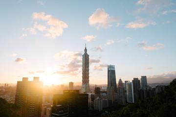 Obraz premium taipei 101 building from elephant mountain taiwan sunset