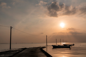 Obraz premium [佐賀県]海床路の夜明け（太良町）