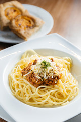 bolognese spaghetti with bread
