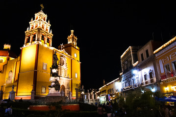 Fototapeta na wymiar Fachada de la Catedral de Guanajuato en el primer cuadro de la ciudad de Guanajuato en México.