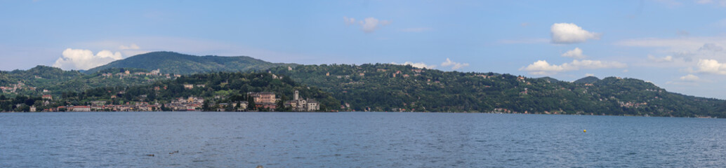Fototapeta na wymiar Italie - Piémont - Lac d'Orta - Pella - Panorama sur Orta et l'ile de San Giulio