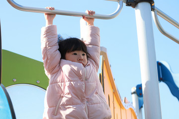 公園で遊ぶ女の子