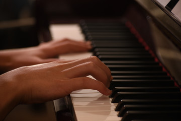 Obraz premium close up teen's hand playing piano