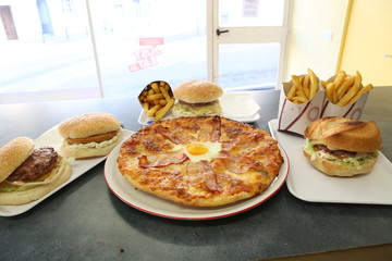 Pizzas y hamburguesas con patatas fritas